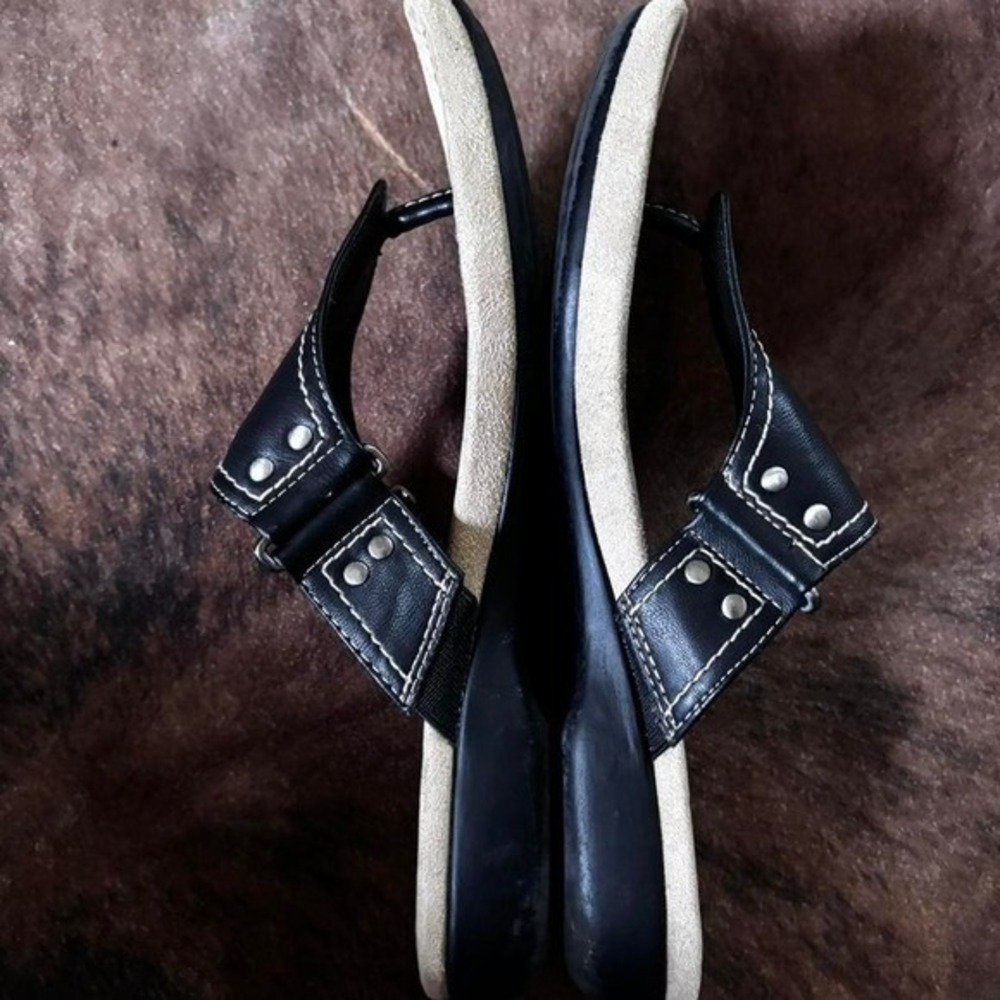 St. John's Bay Black Leather Thong Sandals – Size 8.5M – EUC - Picture 3 of 3